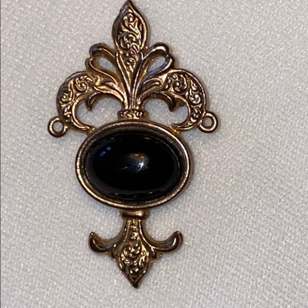 5/20 Bergere Fleur de Lis Gold Tone Black gem